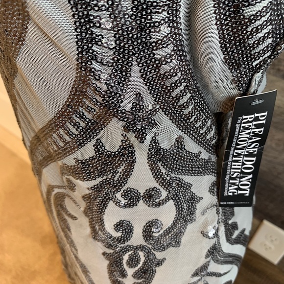 Silver sequins form fitted party dress - Picture 4 of 6